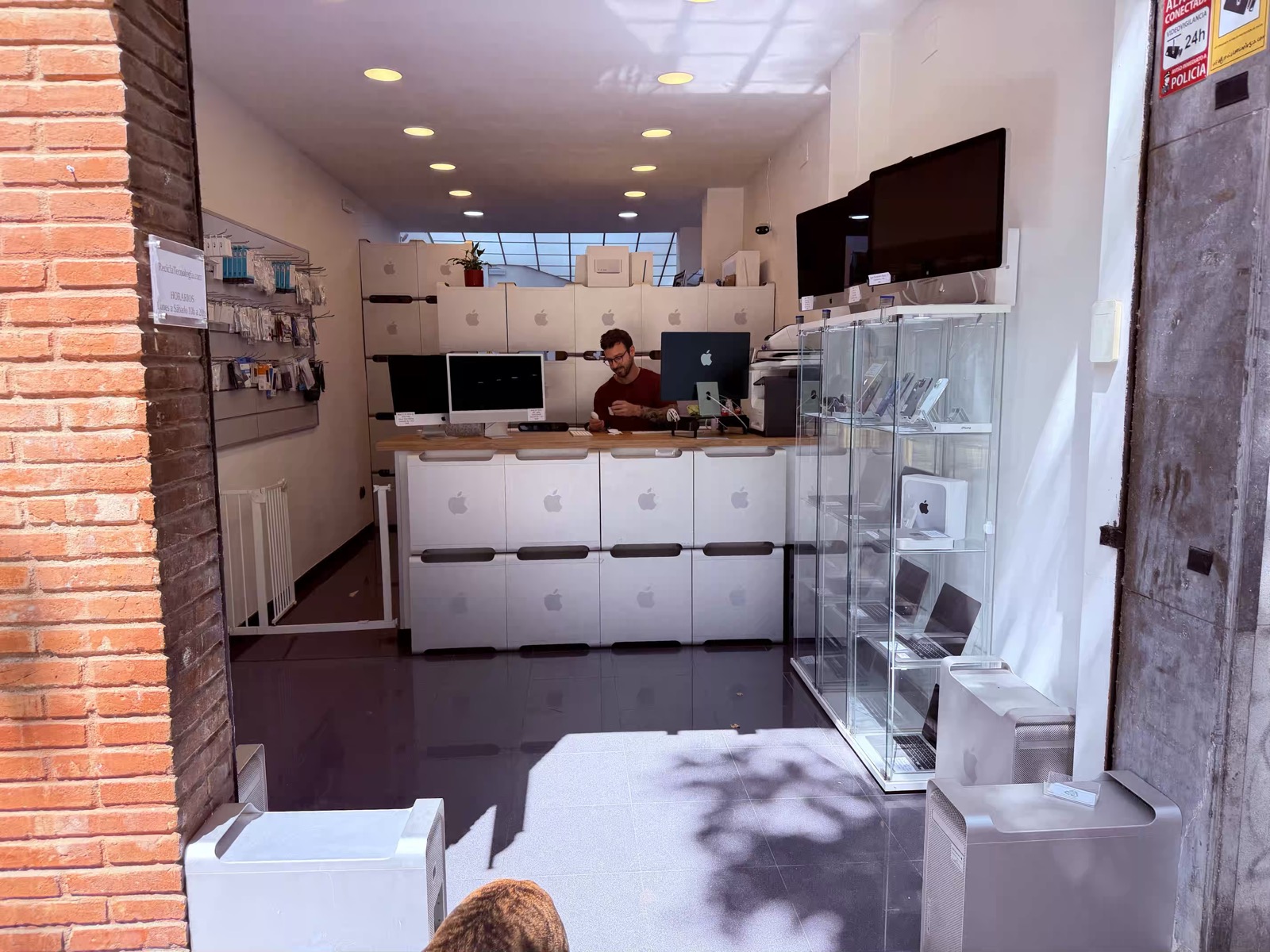 Interior de ReciclaTecnologia en Sant Antoni con Juan Martín atendiendo