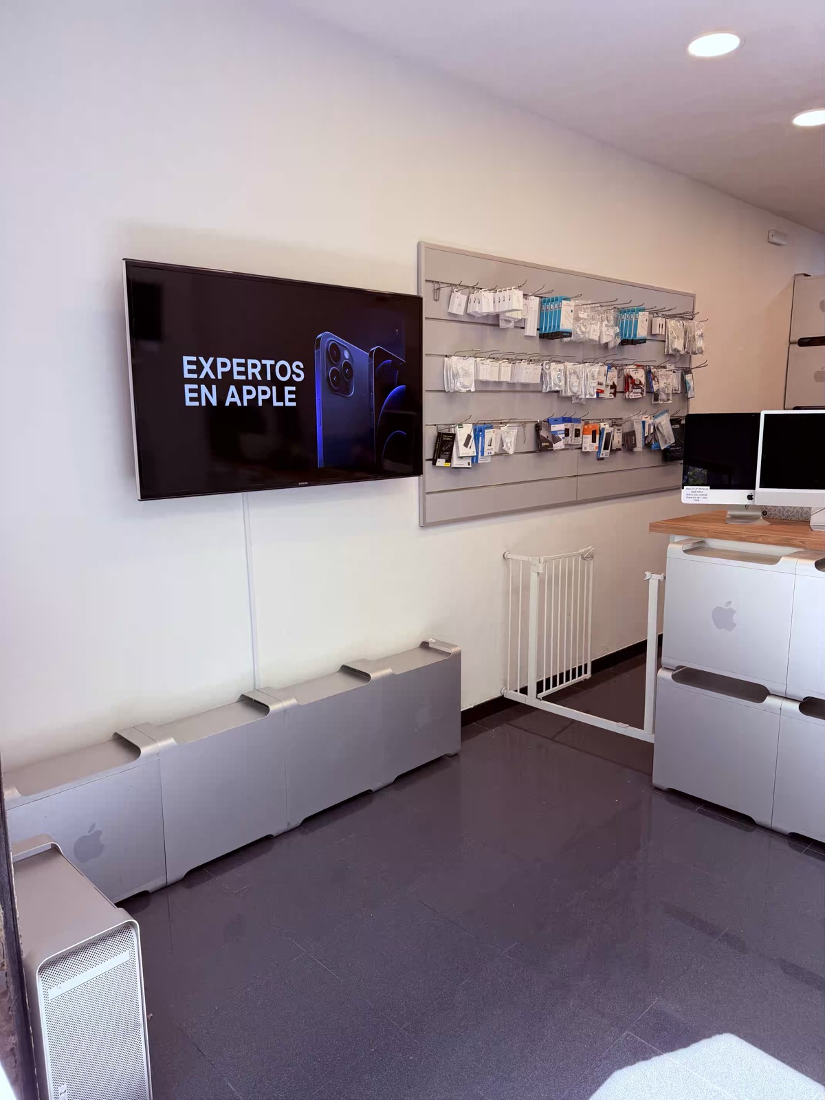 Pantalla con el mensaje Expertos en Apple y exposición de accesorios en la tienda