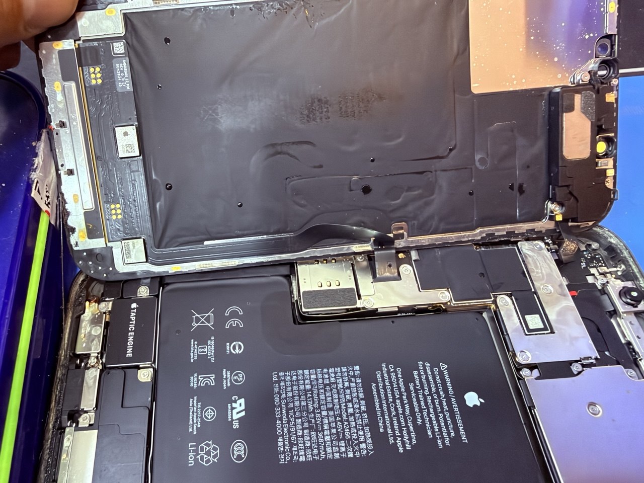 iPhone 12 Pro Max abierto en el taller tras caer al agua de mar