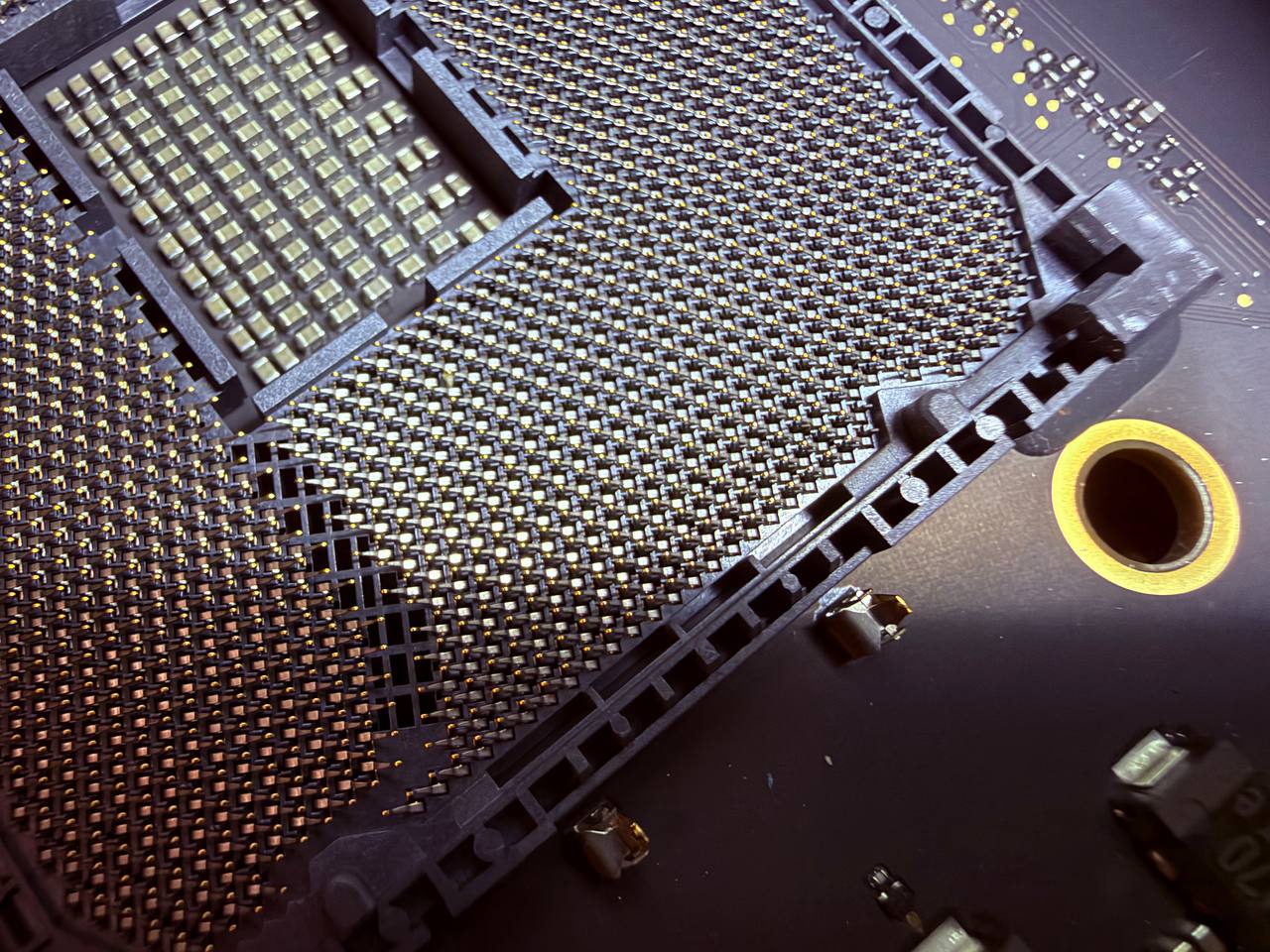 Placa del iMac Pro 2017 desmontada durante la revisión y limpieza técnica