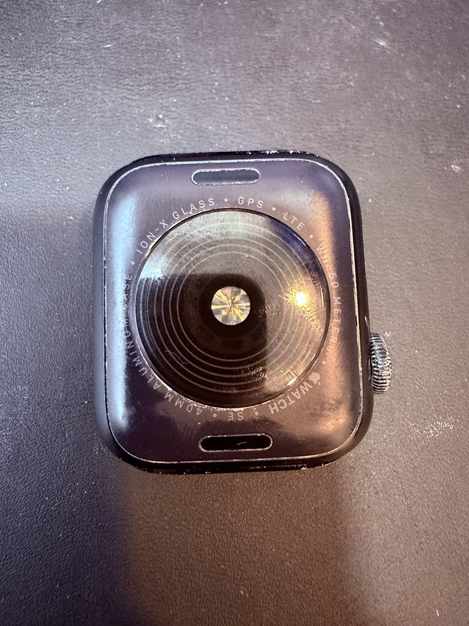 Parte trasera de un Apple Watch SE revisado en el taller