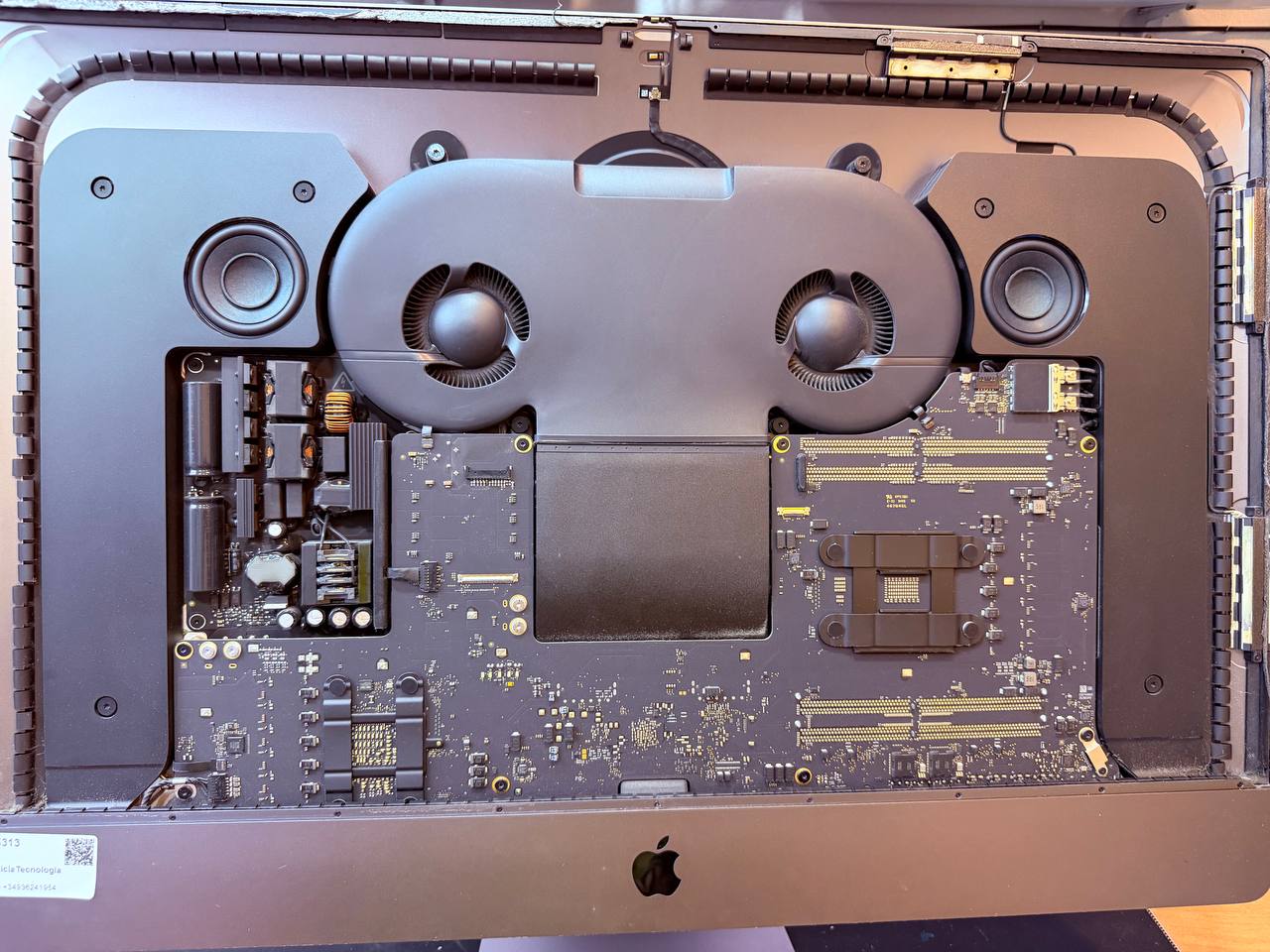 iMac Pro 2017 abierto durante el desmontaje completo para limpiar el sistema de refrigeración