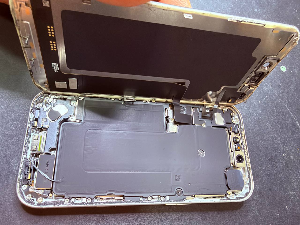 iPhone 17 Pro abierto para acceder al conjunto de cámaras.