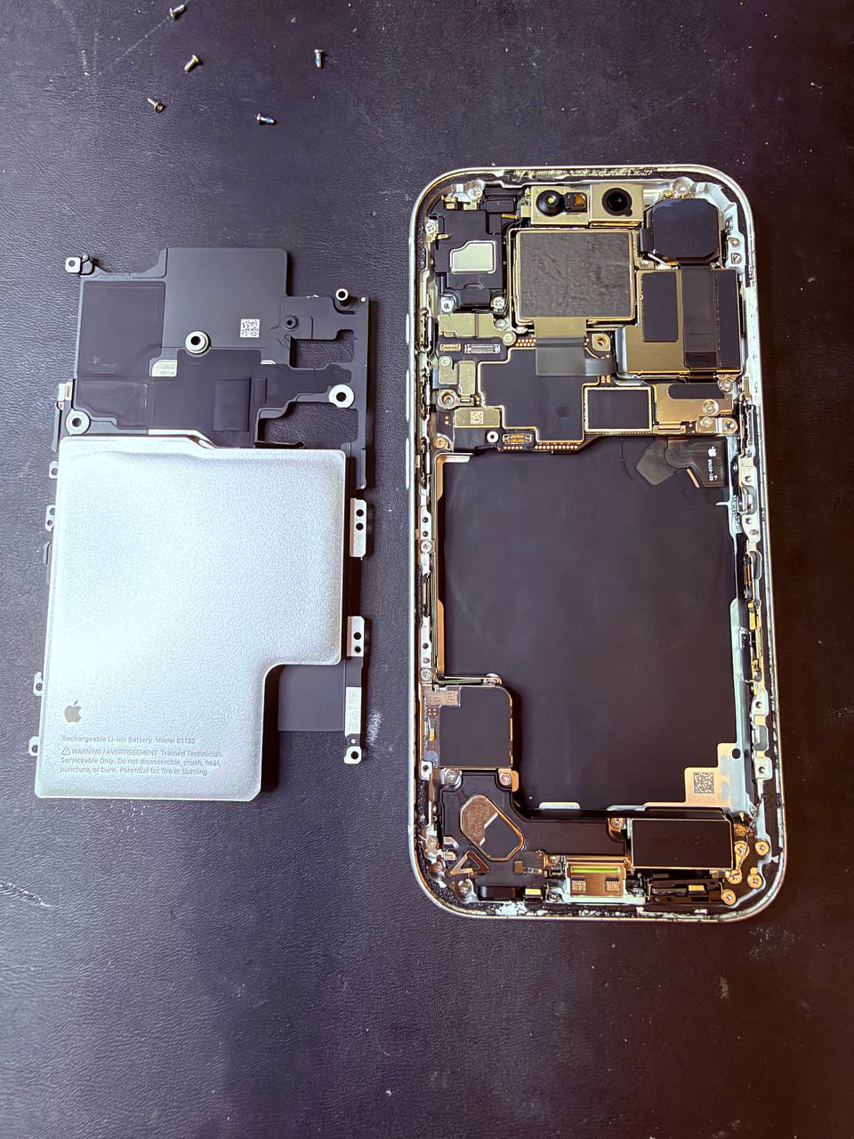 Interior del iPhone 17 Pro durante la intervención.