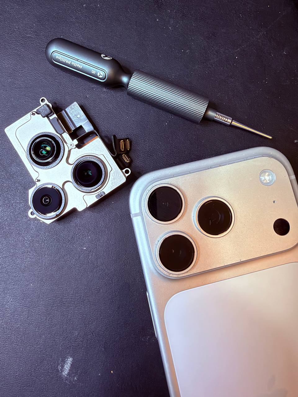 Módulo de cámaras junto al iPhone 17 Pro antes de la sustitución.