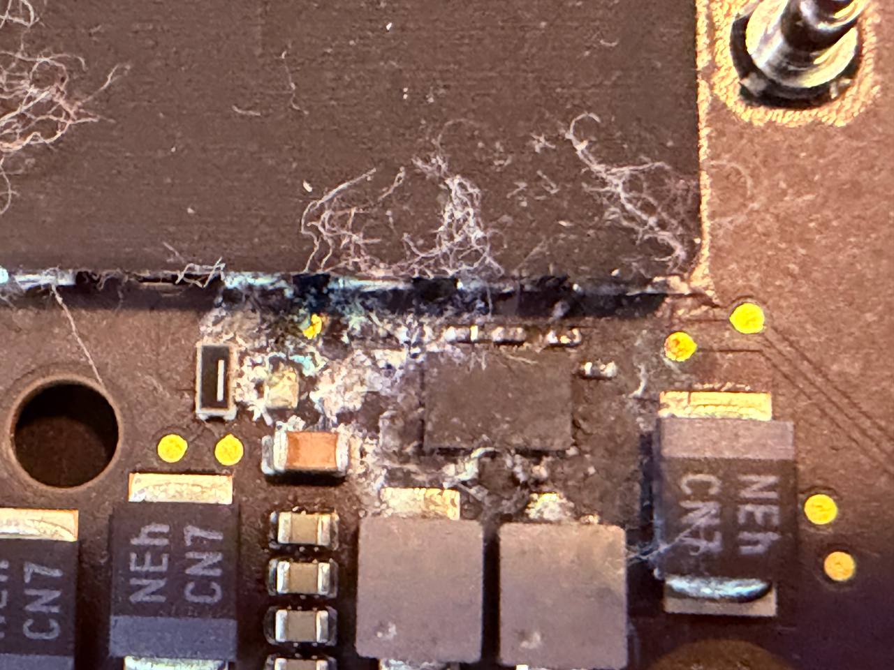 Corrosión severa en placa base MacBook por líquido con azúcar o minerales
