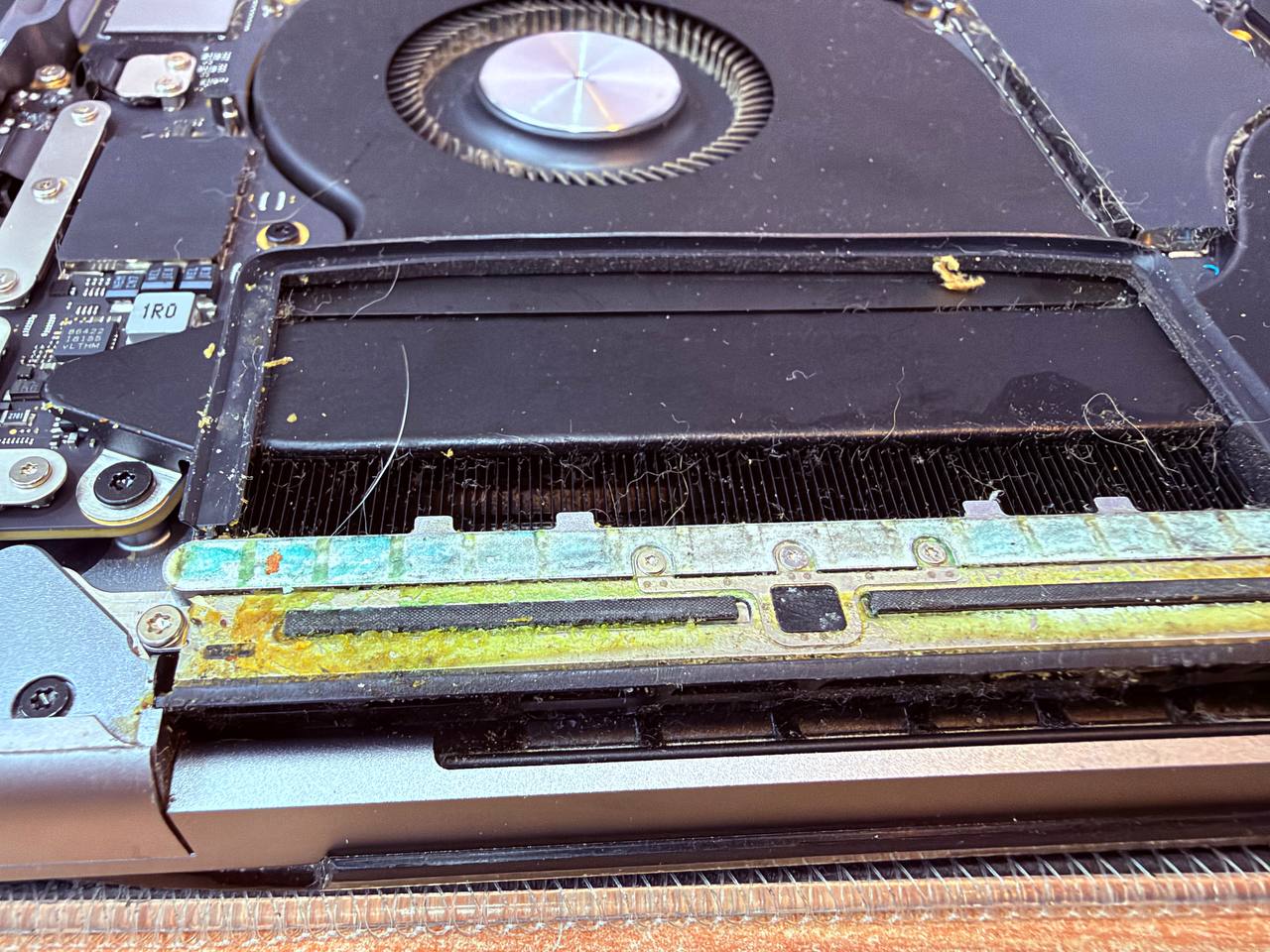 Corrosión y suciedad por líquido en el sistema de refrigeración del MacBook Pro A2485