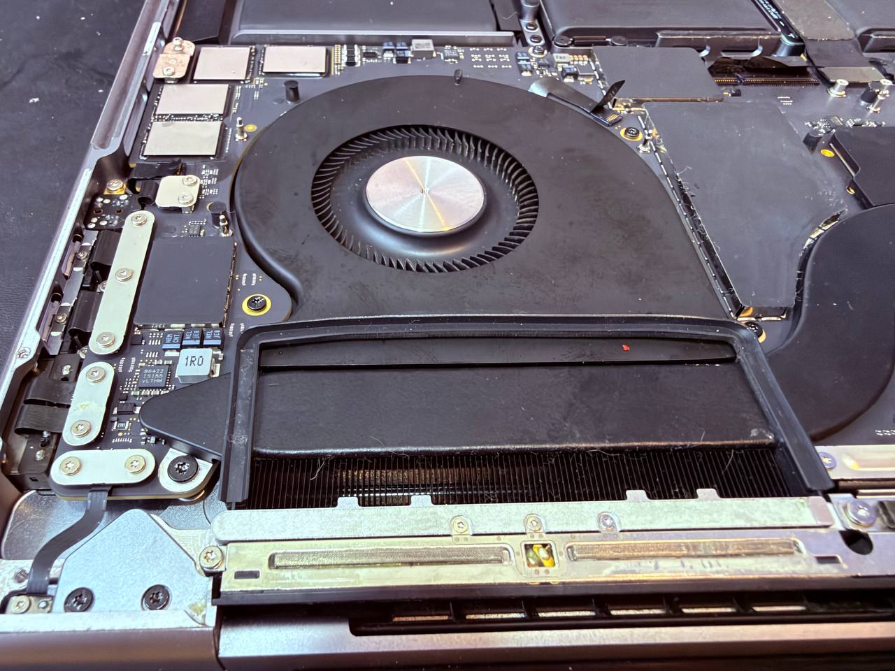 Interior limpio del MacBook Pro A2485 tras retirar suciedad y residuos del daño por líquido