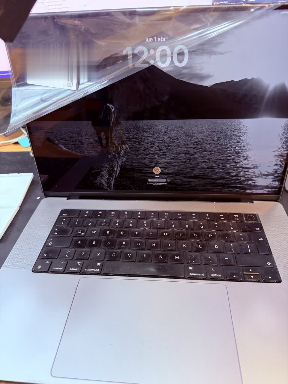 MacBook Pro A2485 encendido después de sustituir la pantalla y completar la limpieza