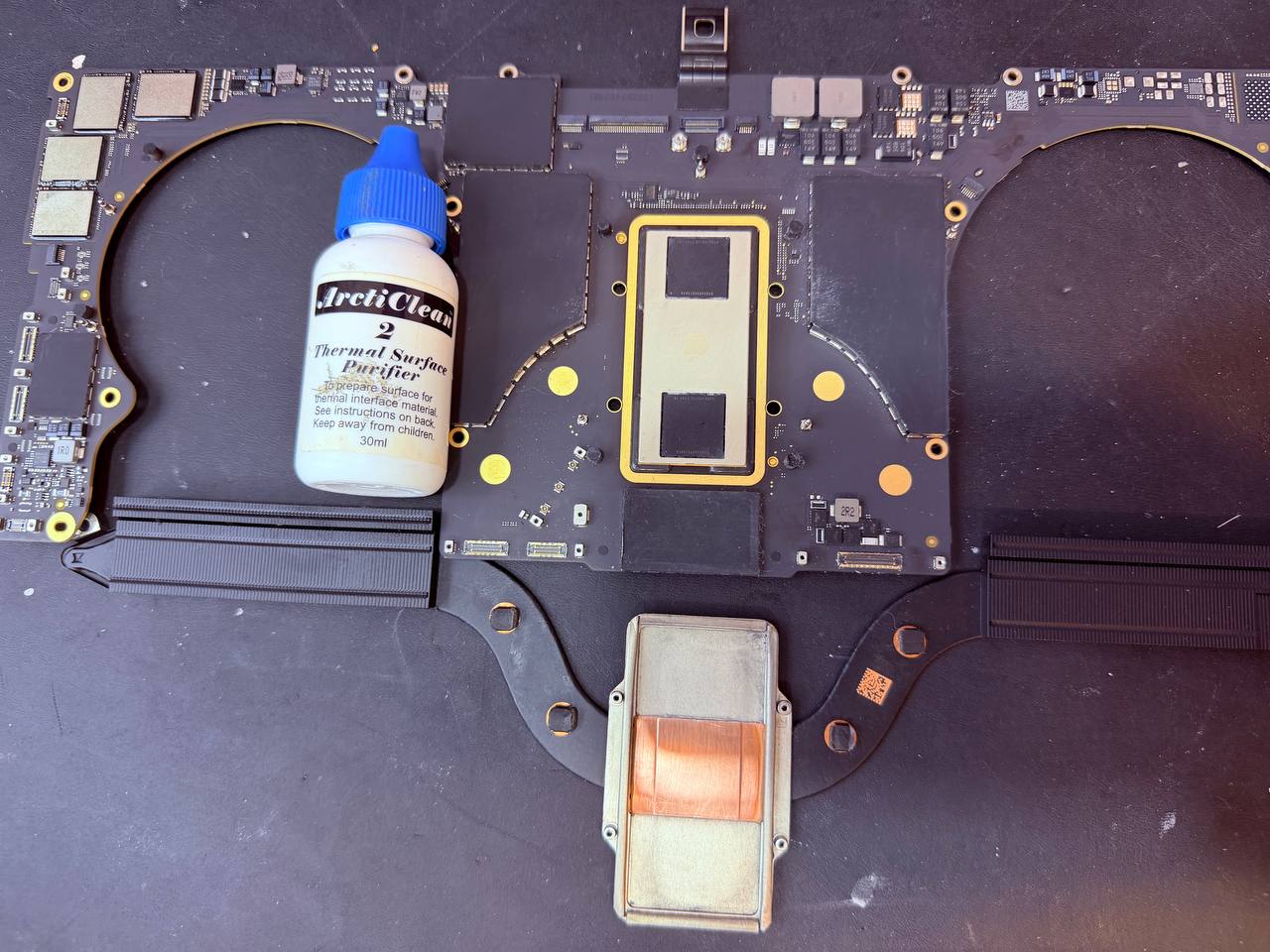 Placa lógica y disipador desmontados durante la limpieza profunda del MacBook Pro A2485