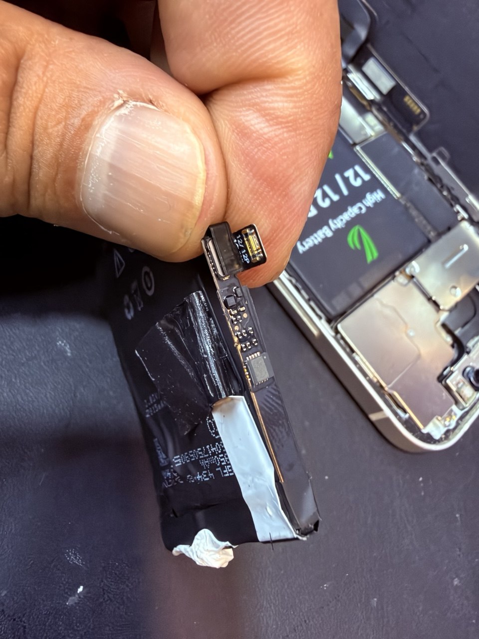Batería falsa de iPhone 12 Pro con etiqueta de 5000 mAh, una capacidad imposible para ese modelo