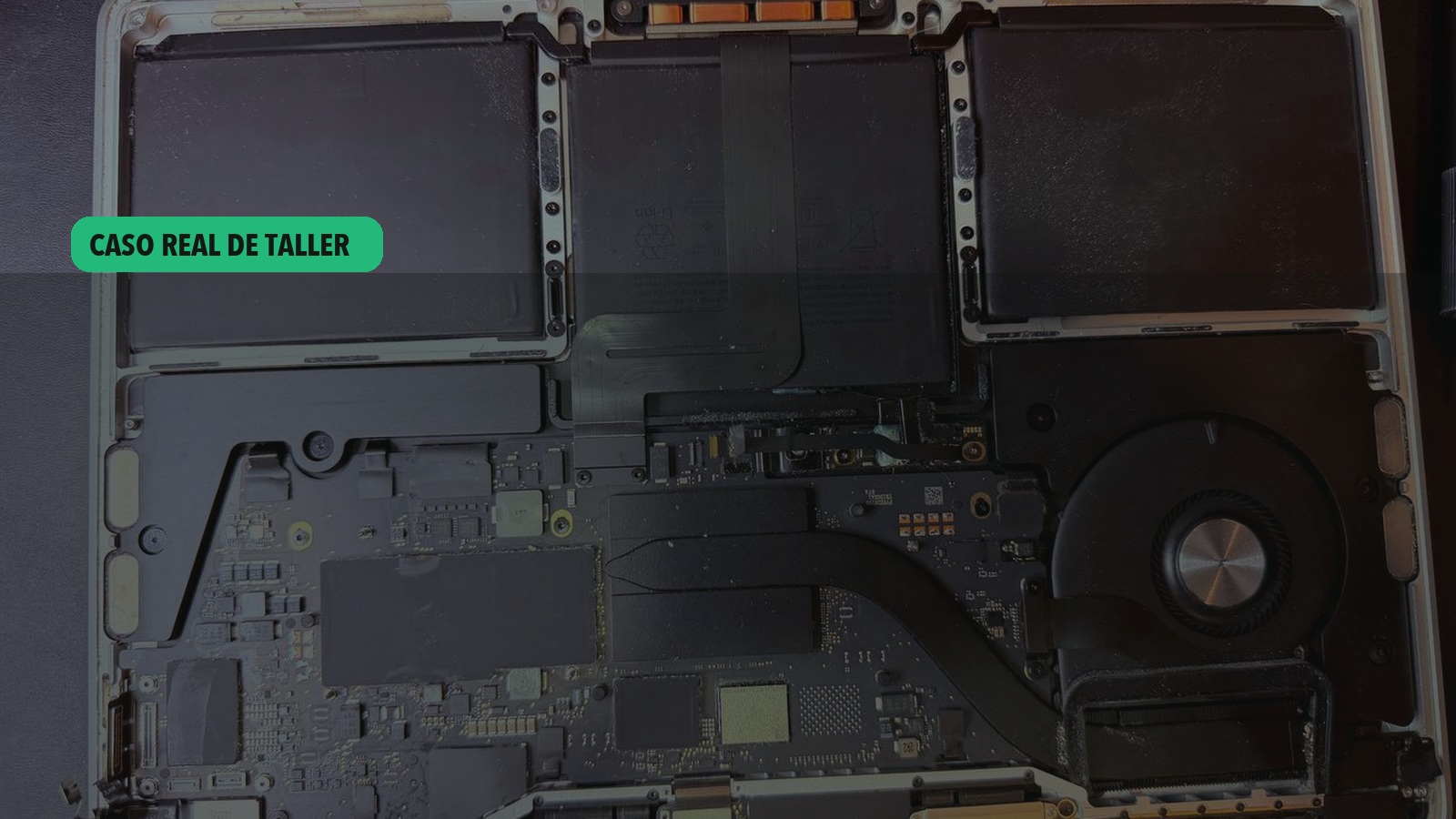 Portada de un MacBook Pro de 13 pulgadas con chip M2 mojado y abierto en el taller de ReciclaTecnologia