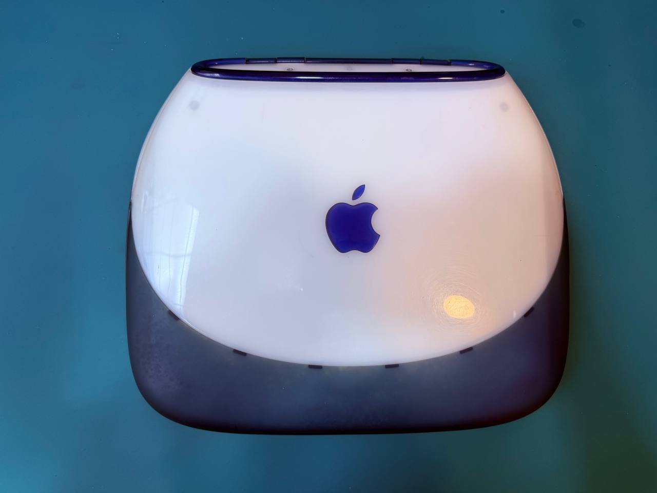iBook G3 Clamshell azul cerrado, unidad real de la colección de ReciclaTecnología