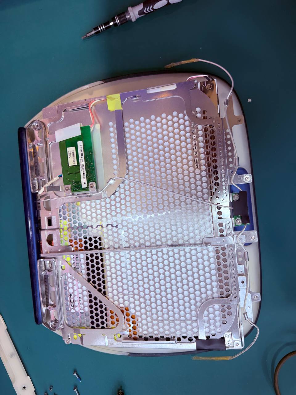Blindaje metálico interior y antenas del conjunto de pantalla del iBook G3 Clamshell