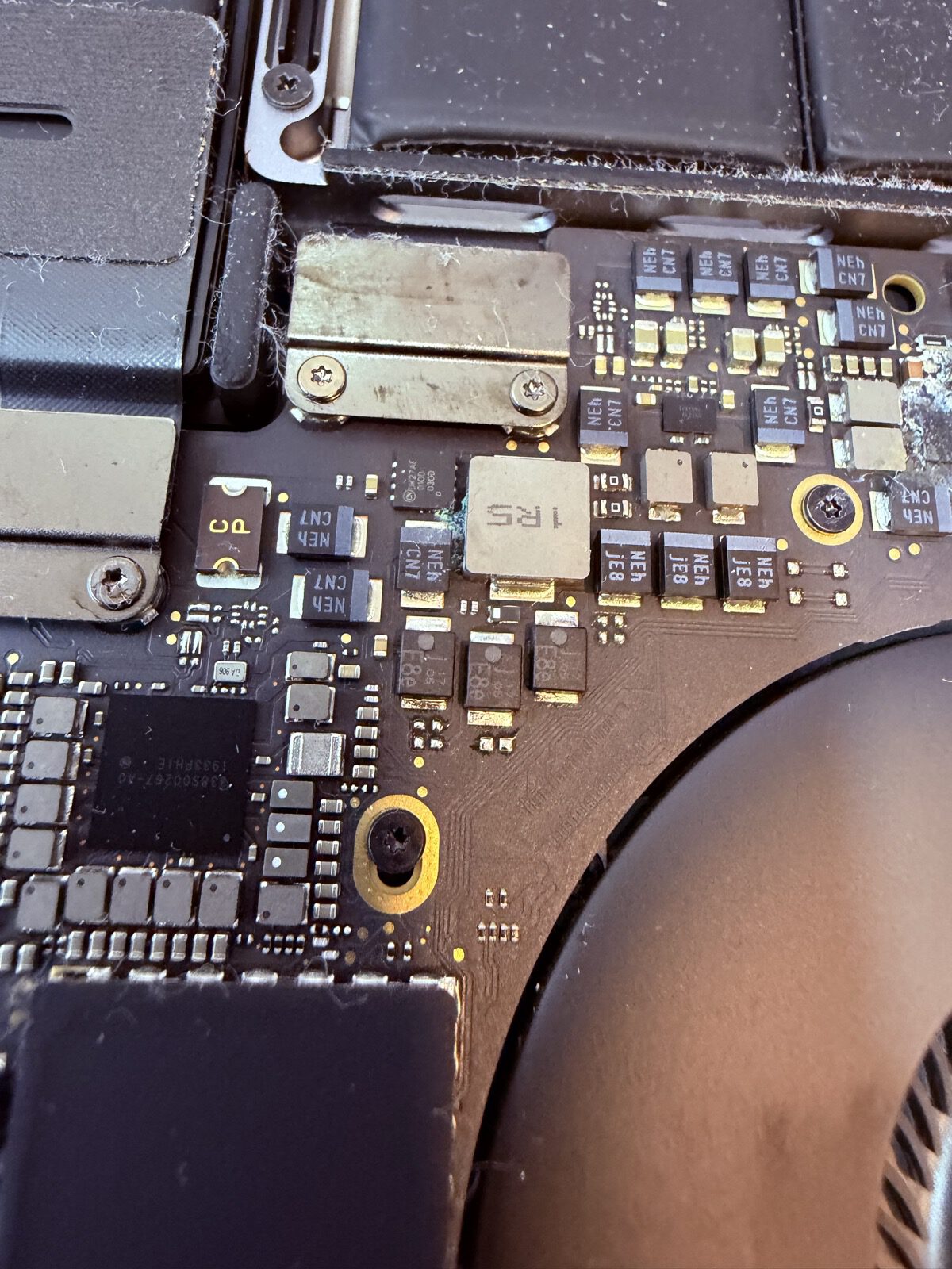 Corrosión por humedad en la placa base de un MacBook, caso real de taller