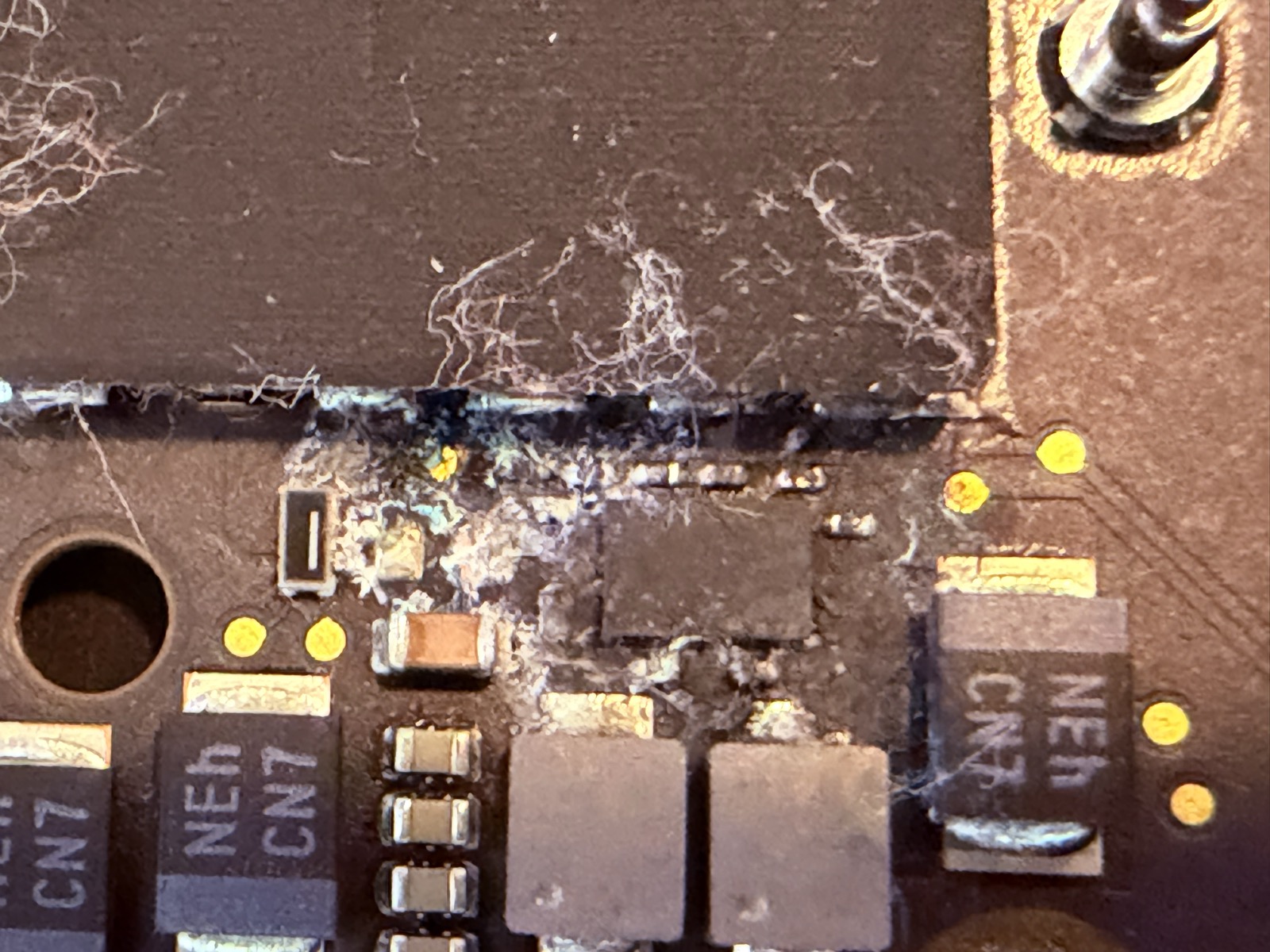 Corrosión severa en placa base MacBook por líquido con azúcar o minerales