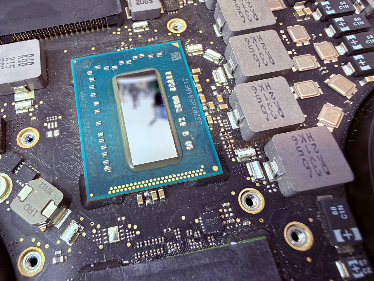 CPU Intel de MacBook Pro con pasta térmica nueva recién aplicada