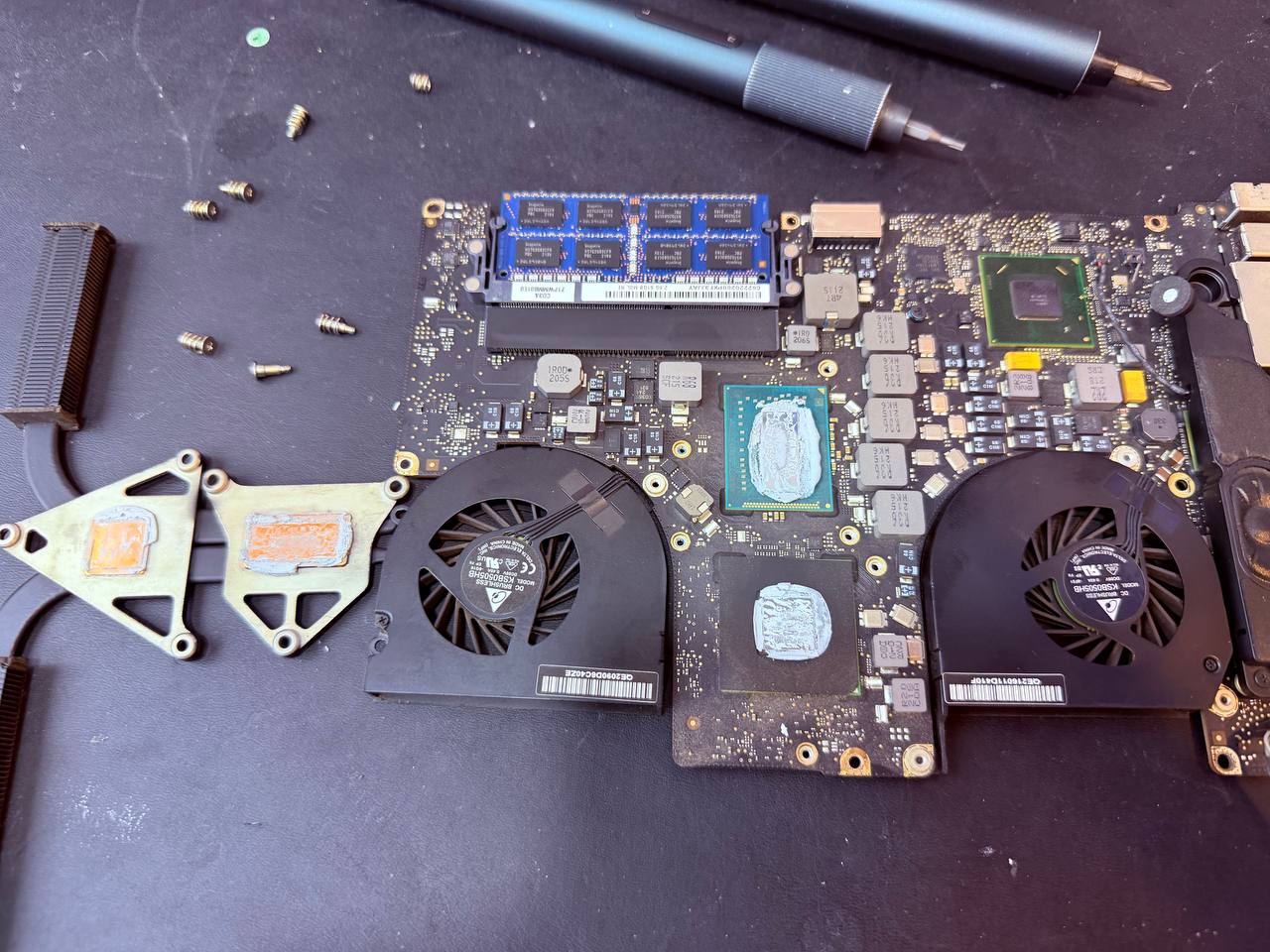 Placa base MacBook Pro con pasta térmica seca y reseca en CPU y GPU