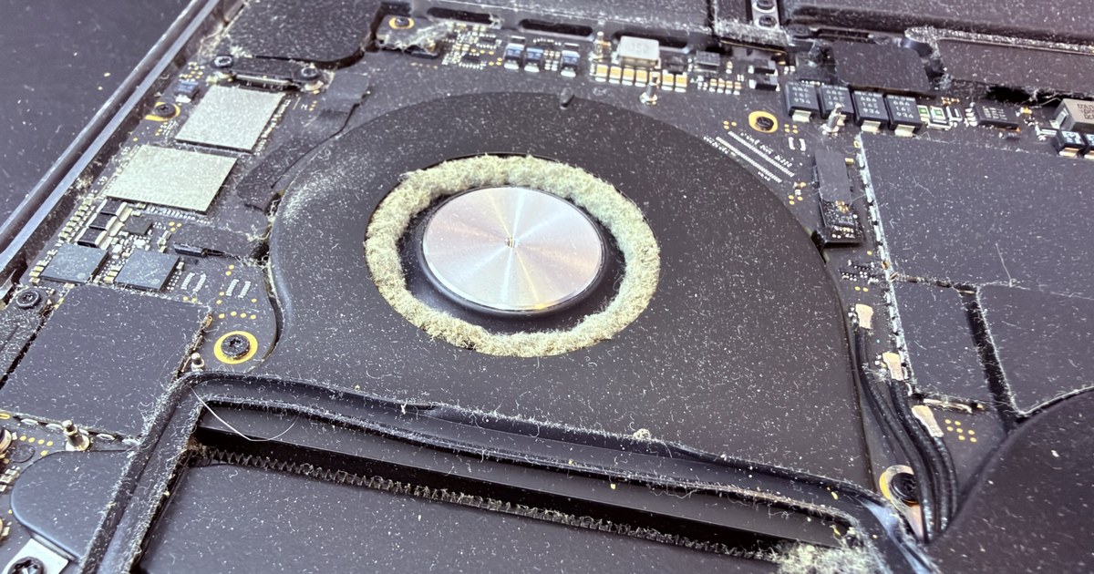 Ventilador de un MacBook rodeado por un anillo grueso de pelusa, causa habitual de que el Mac vaya lento