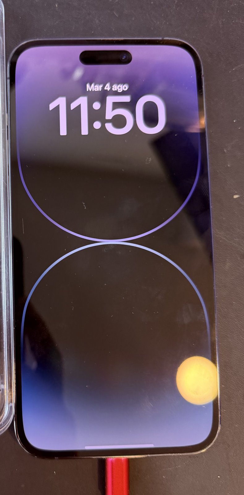 iPhone 14 Pro Max con la pantalla encendida en el taller, recién revisado