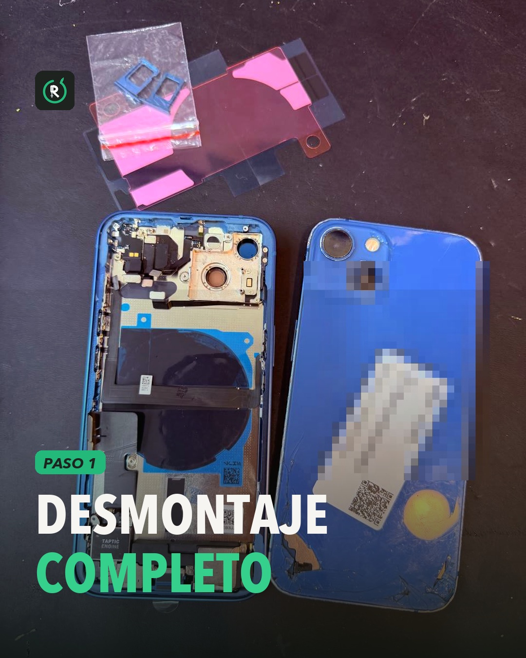 iPhone 13 azul desmontado durante el traslado de componentes a un nuevo conjunto trasero