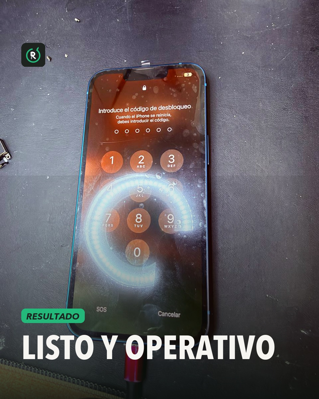 Resultado final de un iPhone 13 azul reconstruido y funcionando
