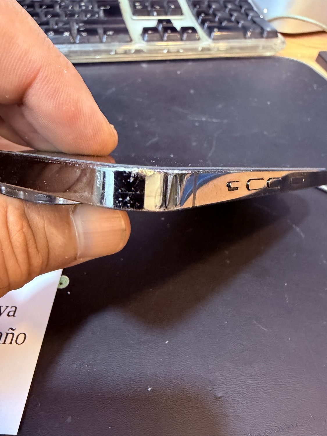Junta continua y sin holguras entre la pantalla y el chasis de un iPhone