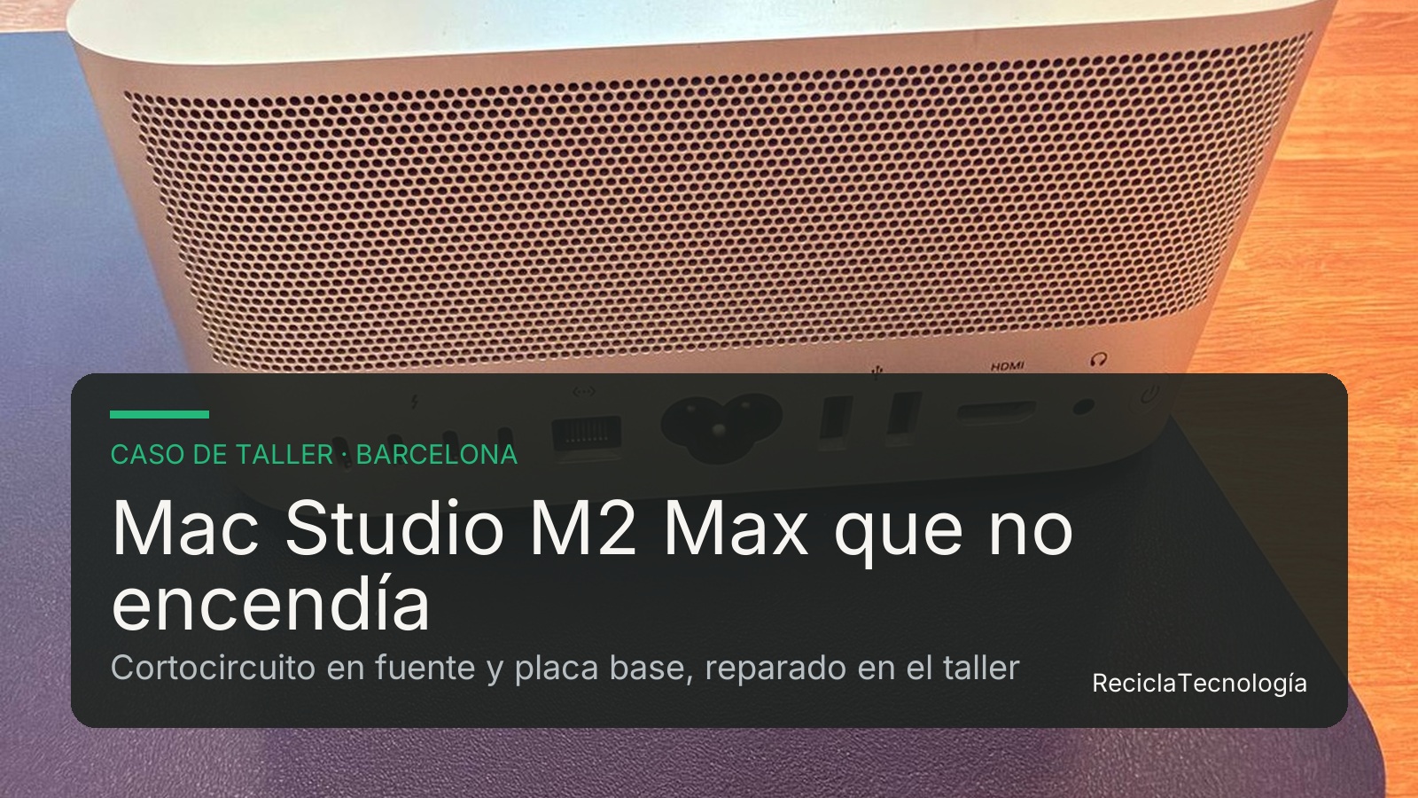 Mac Studio M2 Max sobre la mesa del taller de ReciclaTecnología, junto al texto «Mac Studio que no encendía: fuente y placa reparadas»