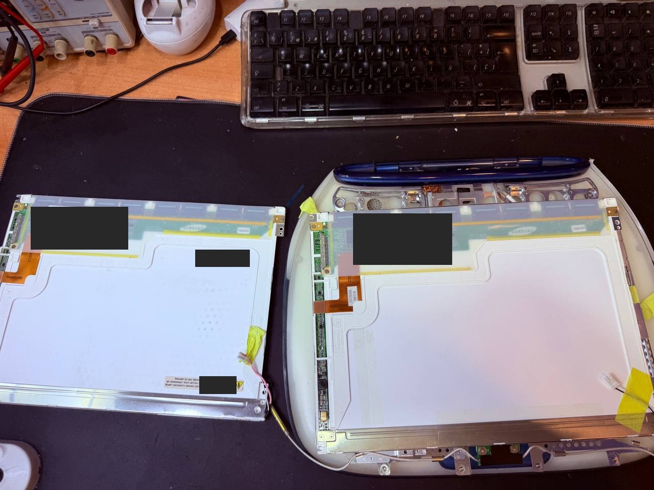 Dos paneles LCD desmontados del iBook G3.