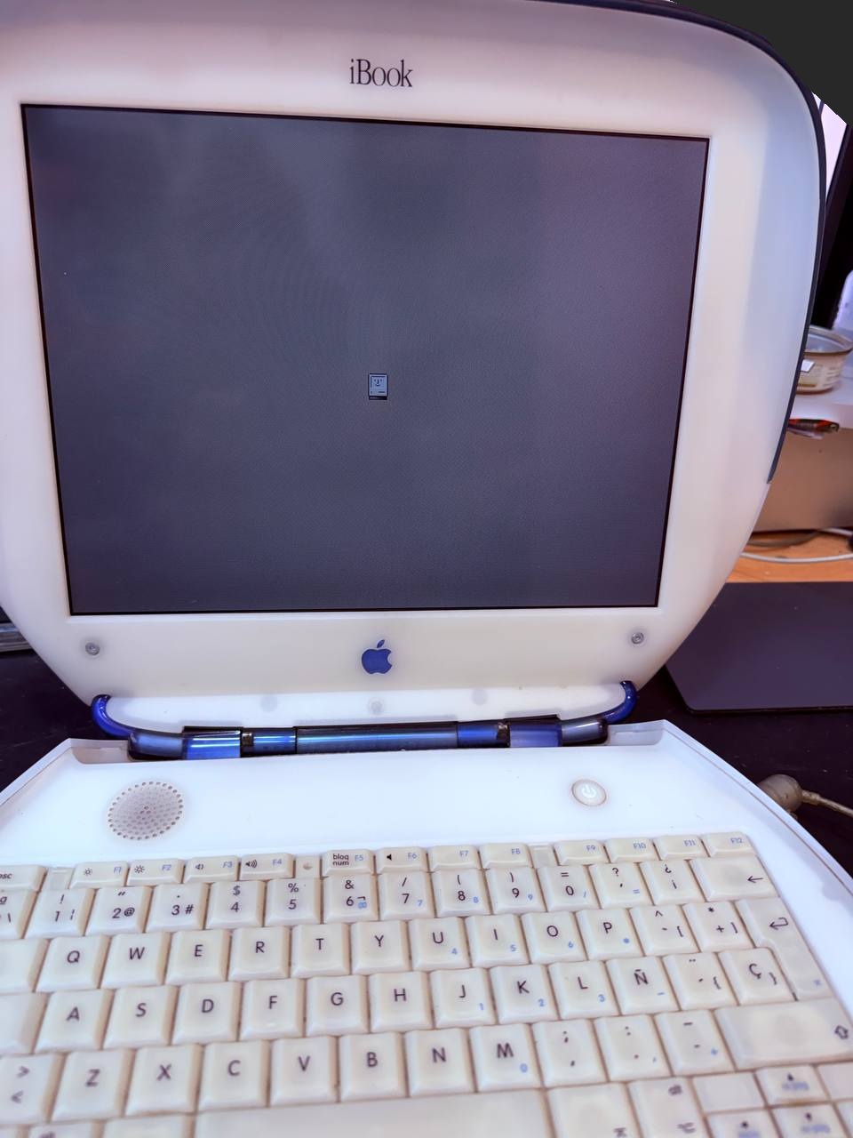 iBook G3 mostrando el icono de inicio.