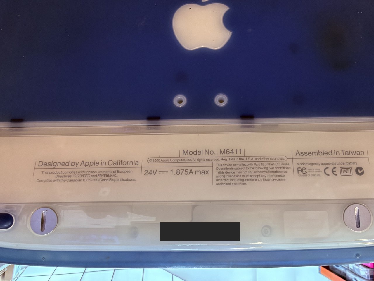 Etiqueta inferior del iBook G3: modelo M6411; número de serie oculto.