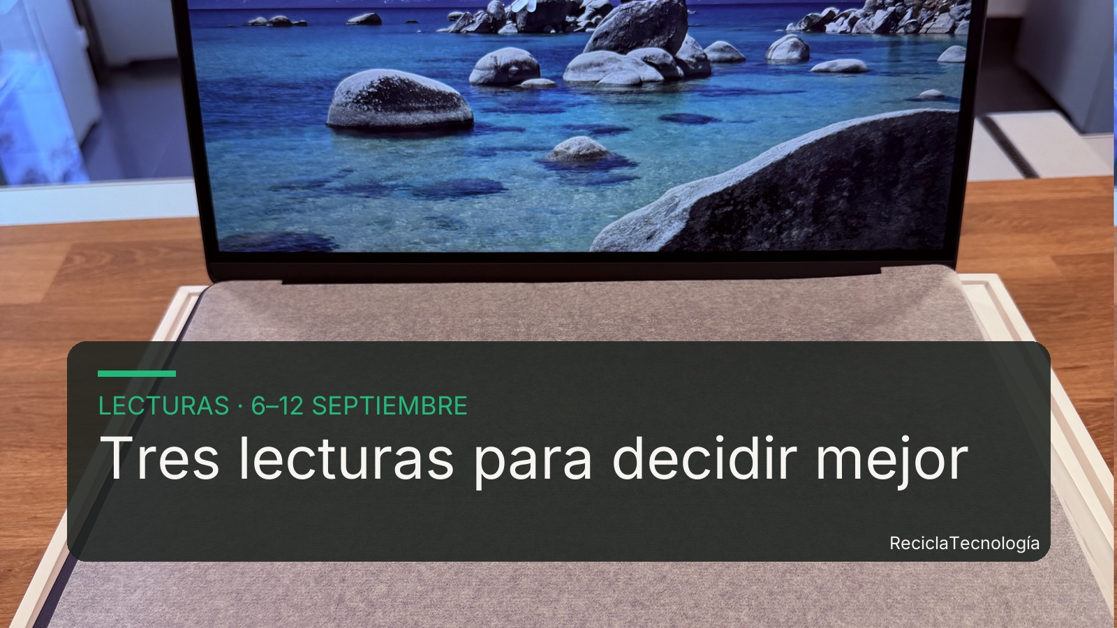 MacBook real de la biblioteca fotográfica de ReciclaTecnología, abierto sobre su caja y con un paisaje en pantalla. Fotografía de archivo, no una novedad ni una unidad anunciada a la venta.