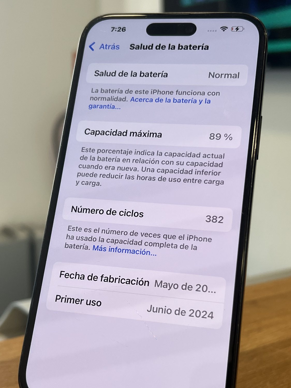 Pantalla de Salud de la batería de un iPhone con la capacidad máxima y el número de ciclos