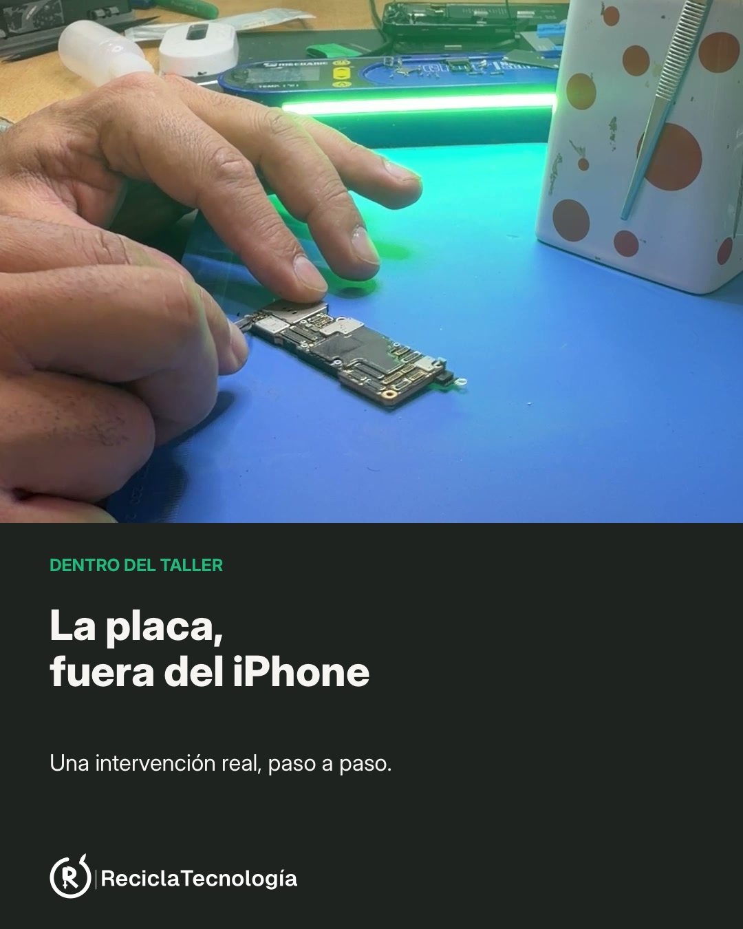 Manos trabajando sobre la placa de un iPhone en el banco del taller. Titular: La placa, fuera del iPhone.