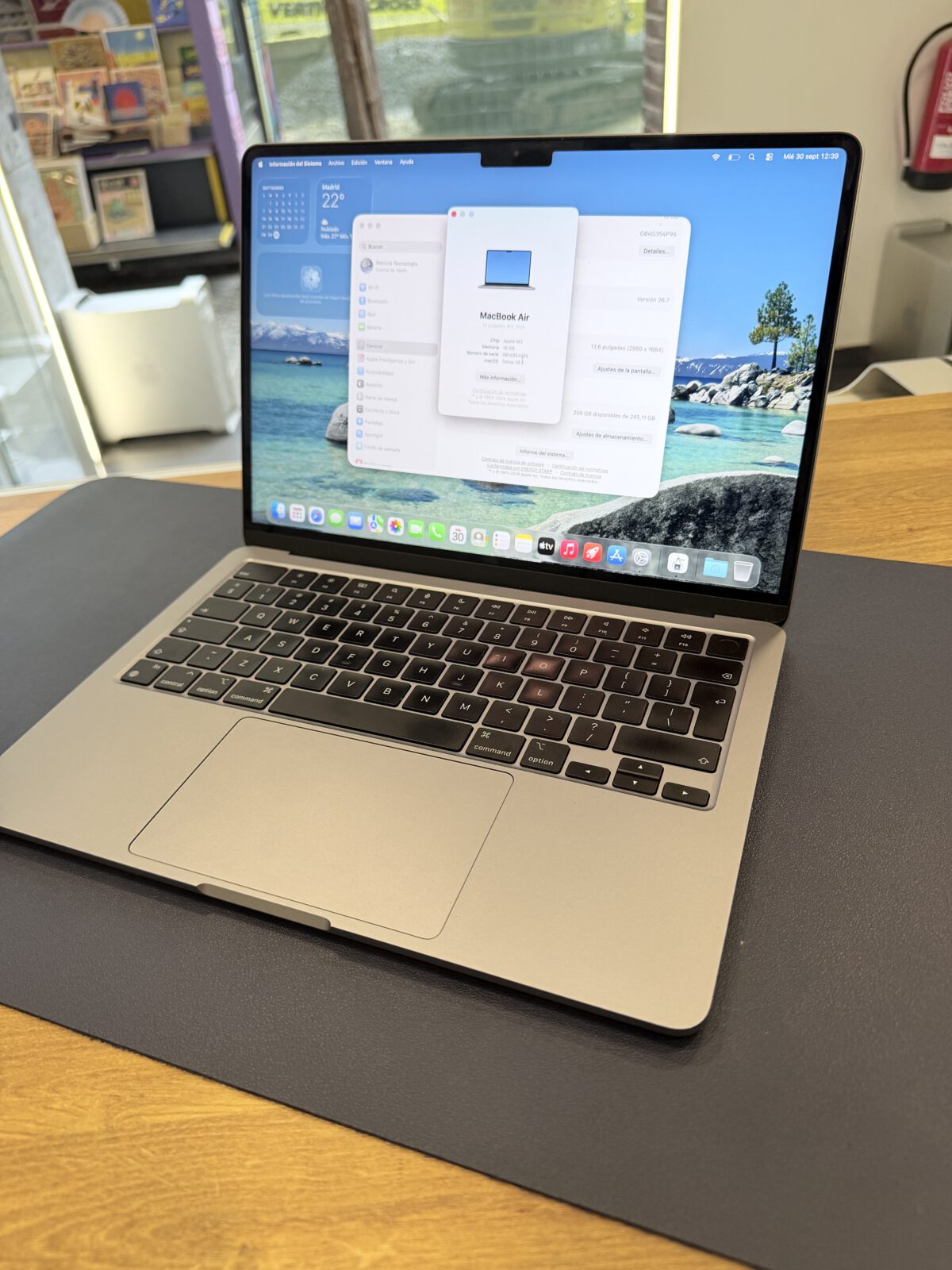MacBook Air 13,6″ M3 (2024) disponible para alquilar en Barcelona
